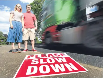  ?? Picture: Kris Miller. ?? Steven and Sara Edwards with their simple message ‘Please Slow Down’.