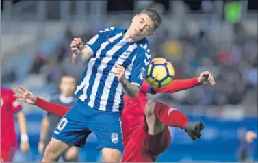  ??  ?? CAMBIO DE PLANES. Le dijeron que buscara una salida y ahora quieren dinero por su libertad.