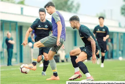  ??  ?? EMPENHO. André Pereira mostra-se a Sérgio Conceição