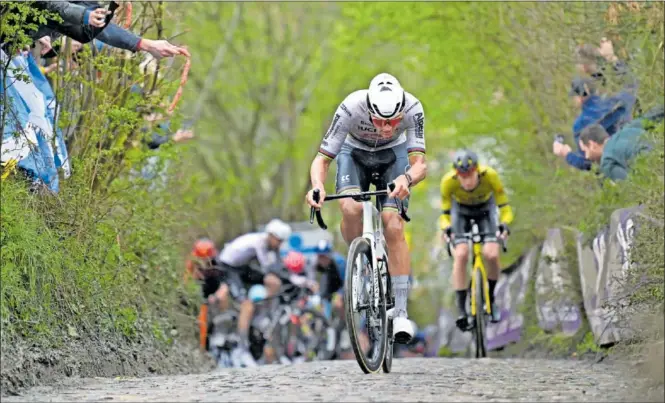  ?? ?? Mathieu van der Poel, con el maillot arcoíris de campeón del mundo, se aleja de Matteo Jorgenson en la subida al Koppenberg.