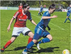  ?? ARCHIVFOTO: PETER HERLE ?? Der SV Reinstette­n (links Miriam Rapp) gastiert zum Saisonauft­akt beim SV Alberweile­r II. Der FC Bellamont (am Ball Mara Eschbach) hat den TSV Tettnang II zu Gast.