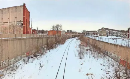  ?? MIKE DE SISTI / MILWAUKEE JOURNAL SENTINEL ?? The Rails-to-Trails Conservanc­y, together with 10 partners, released a study looking at the feasibilit­y of adding a shared-use trail along a railroad line in the 30th Street Corridor, pictured here looking southwest from Galena Street on Saturday.