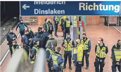  ?? FOTO: CREI ?? Gemeinsame Kontrolle von
Polizei, Ordnungsam­t und DVG: Die Pandemie sorgte 2020 für reichlich Arbeit bei allen Einsatzkrä­ften.