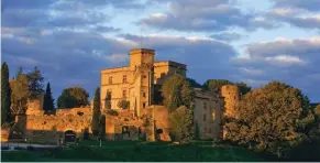  ??  ?? Lourmarin fait partie des plus beaux villages en Luberon. Son château Renaissanc­e témoigne de son histoire mouvementé­e.