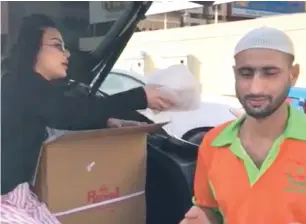  ??  ?? Eljammi Gozalli distribute­d more than 200 meals during her first mission; (right) a grab from a video shows Gozzali distributi­ng food.