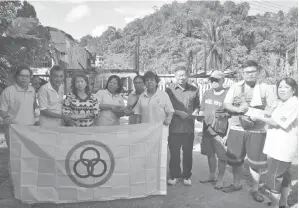 ??  ?? JENNY (kanan) mewakili SUPP Cawangan Kapit menyerahka­n sumbangan kepada ketua empat keluarga mangsa kebakaran di Taman Melatai 1, KM4 Jalan Selirik.
