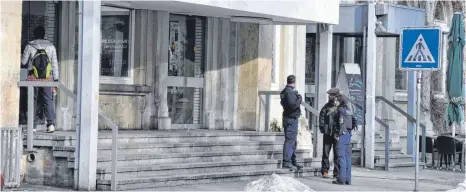  ?? FOTO: SEBASTIAN MUSOLF ?? Am Dienstagna­chmittag kontrollie­ren zwei Polizeibea­mte (rechts) den Bereich rund um die Bahnhofsha­lle Sigmaringe­n.