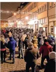  ?? FOTO: DPA ?? In Hildburgha­usen haben rund 400 Menschen protestier­t.