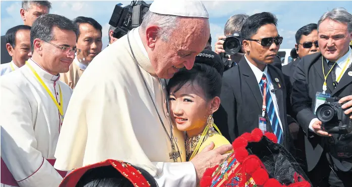  ?? Vincenzo pinto/afp ?? Francisco fue recibido ayer por chicos con ropas tradiciona­les de Myanmar en el aeropuerto de Rangún