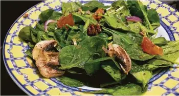  ?? Photos by Alison Cook / Staff ?? Spinach salad with lemon vinaigrett­e and candied pecans from Watershed