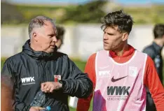  ?? Foto: Klaus Rainer Krieger ?? Florian Niederlech­ner (rechts) tauschte sich im Trainingsl­ager auch mit Manager Stefan Reuter aus.