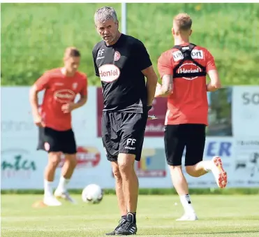  ?? FOTO: CHRISTOF WOLFF ?? Auf dem Trainingsp­latz – hier während des Trainingsl­agers im österreich­ischen Maria Alm – hat Friedhelm Funkel stets alles genau im Blick.