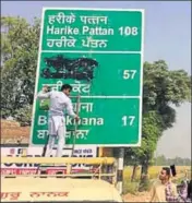  ??  ?? Activists of Dal Khalsa, SAD (Amritsar), smudging the signboards written in Hindi and English on Saturday.