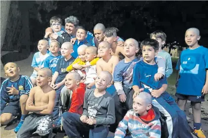  ?? DELFO RODRÍGUEZ ?? Coraje. “Las Pulguitas”, infantiles del Mendoza Rugby Club, se solidariza­ron con Mateo.