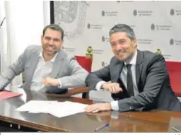 ?? J. A. ?? Manuel Olivares y Joaquín Rubio, en la firma del convenio.