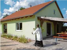  ?? Foto: Horst von Weitershau­sen ?? Das neue Gebäude im Kreisobstl­ehrgarten erhielt den kirchliche­n Segen von Höch städts Stadtpfarr­er Daniel Ertl.