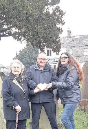  ??  ?? Joan Thomas, left, received a heart-shaped memorial stone to replace one that was stolen from her daughter’s grave in Bridgend. She is pictured with Detective Constable Phillip Smallcombe, centre, and Sue Sharland