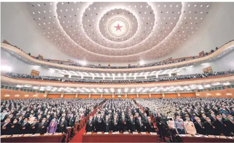  ?? FOTO: HUANG JINGWEN/XINHUA/DPA ?? Die Delegierte­n bei der Plenarsitz­ung des chinesisch­en Volkskongr­esses in der Großen Halle des Volkes.