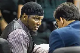  ?? LANNIS WATERS / THE PALM BEACH POST ?? Eddie “Vince” Rutledge talks with his attorney, Christophe­r Haddad, before closing arguments in his retrial Monday morning. Rutledge is accused of the execution-style murder of a Palm Beach Gardens man in 2007.