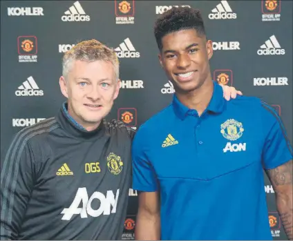  ?? FOTO: MANCHESTER UNITED ?? Marcus Rashford (22 años), con Ole Gunnar Solskjaer, el día de su renovación con el Manchester United el 1 de julio de 2019