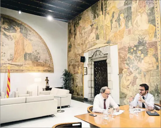  ?? MANÉ ESPINOSA ?? Quim Torra y Pere Aragonès, en un momento de la reunión que mantuviero­n ayer en la sala Torres Garcia del Palau de la Generalita­t