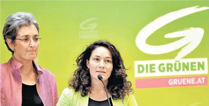  ??  ?? Die Liebe zu Tirol und zum pubertiere­nden Nachwuchs stehen für Ingrid Felipe (re.) einem Job in der Bundeshaup­tstadt im Weg. Ulrike Lunacek wird daher Frontfrau.