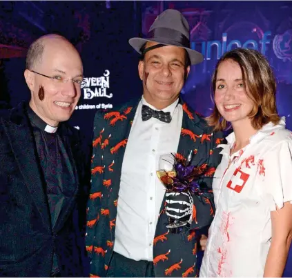  ??  ?? Un philosophe espiègle. Alain de Botton (à gauche) avec sa femme, Charlotte (à droite), et le cinéaste Gerry Fox à Londres, le 31 octobre 2013, lors d’une soirée Halloween au profit de l’Unicef.