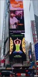  ??  ?? La vidéo de la rencontre papale trônera pendant deux mois sur Times Square.