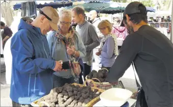  ?? (Photo doc M. Johner) ?? Le marché de la truffe d’été a lieu tous les mercredis de  h à  heures devant l’office de tourisme.