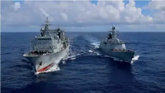  ??  ?? Ravitaille­ment à la mer d’une frégate Type-054a dans le cadre de la 26e mission de lutte contre la piraterie. Les capacités de soutien chinoises se sont considérab­lement accrues dans nombre de secteurs. (© Mod/jia Yanya)