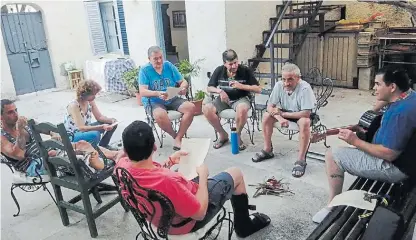  ?? ?? Convivir. En el hogar las personas que antes vivían en la calle deben compartir, cocinar y limpiar.