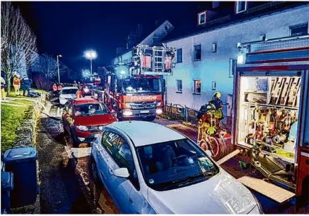  ?? Foto: Markus Brandhuber ?? Die Feuerwehr Giengen rückte in der Nacht auf Sonntag wegen eines Brandes in einem Wohnhaus an der Barbarossa­straße aus.