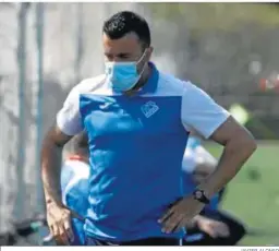  ?? JAVIER ALONSO ?? El técnico almeriense, durante un partido con el Poli.