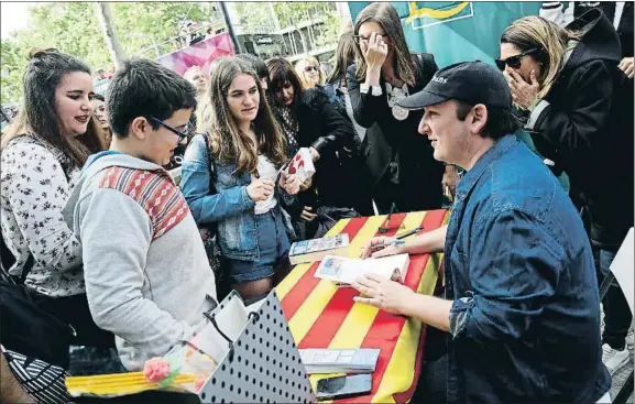  ?? CRISTINA GALLEGO ?? Blue Jean estuvo firmando desde las 11 hasta casi las cuatro de la tarde en una caseta del paseo de Gràcia