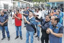  ?? GERARDO MENOSCAL / EXPRESO ?? Espera. Un grupo de trabajador­es no pudo ingresar al Neumológic­o.