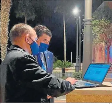  ?? D. A. ?? Francisco Gutiérrez comprueba junto a un técnico especializ­ado los cambios en las luminarias.