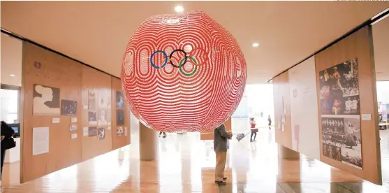  ??  ?? El emblema de México 68 lucen en el centro de esta exposición en la terminal aérea capitalina