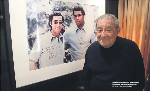  ?? Picture / Patrick McKendry ?? Bob Arum poses by a photograph of himself with Muhammad Ali.