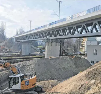  ?? FOTO: BEE ?? Geländer, Lärmschutz­wände, Oberleitun­gen samt Masten und natürlich die Schienen im Gleisbett sind montiert: Die neue Bahnbrücke über die Obere Argen ist so gut wie fertiggest­ellt.