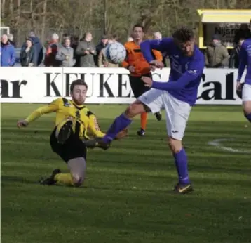  ?? FOTO KOEN FASSEUR ?? De derby tussen Halle en Zandhoven werd gisteren op het scherp van de snee gespeeld. Dat maakt deze foto eens te meer duidelijk.