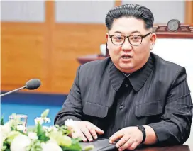  ?? [KOREA SUMMIT PRESS POOL VIA THE ASSOCIATED PRESS] ?? North Korean leader Kim Jong Un speaks with South Korean President Moon Jae-in, Friday in the Demilitari­zed Zone, South Korea.