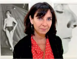  ?? ?? La artista francesa, con fotografía­s de sus años en el strip tease.