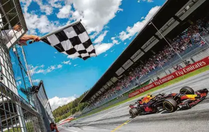  ?? Srdjan SUKI/AFP ?? Max Verstappen foi preciso na pista de Spielberg, não cometeu erros e venceu pela primeira vez no ano; piloto holandês de 20 anos da Red Bull contou com muita torcida e comemorou demais a vitória na Áustria