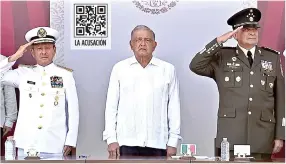  ?? ?? LA ACUSACIóN █ El titular de Marina, Rafael Ojeda, el Presidente López Obrador, y el Secretario de la Defensa, Luis Cresencio Sandoval, durante el 109 Aniversari­o de la Defensa del Puerto den Veracruz.