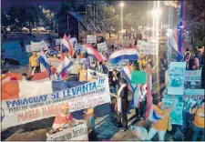  ??  ?? Persistent­e grupo de ciudadanos, anoche, a los que ni las tormentas los hicieron desistir de sus actos de protesta.