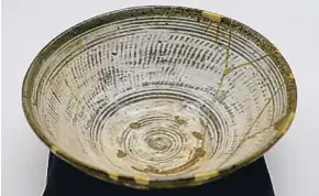  ?? MUSEU ETNOLÒGIC DE BERLÍN ?? Recipient per a te amb reparacion­s kintsugi en or, segle XVI