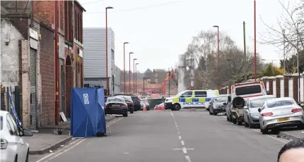  ??  ?? > Police at the scene of the shooting near City Hospital in Winson Green, Birmingham