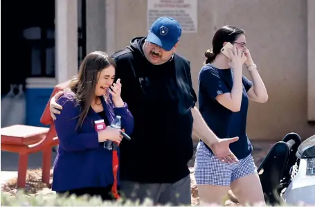  ?? BRIANA SANCHEZ/THE EL PASO TIMES ?? MacArthur Intermedia­te School was used as a site to reunify family members after a shooting rampage in El Paso on Saturday.