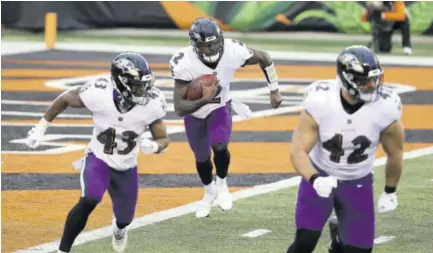  ??  ?? Tyler Huntley (centre) of the Baltimore Ravens runs with the ball against the Cincinnati Bengals at Paul Brown Stadium in their NFL game in Cincinnati, Ohio, recently.