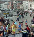  ??  ?? In corsa La Venice marathon è arrivata alla sua 32esima edizione, quasi ottomila i partecipan­ti